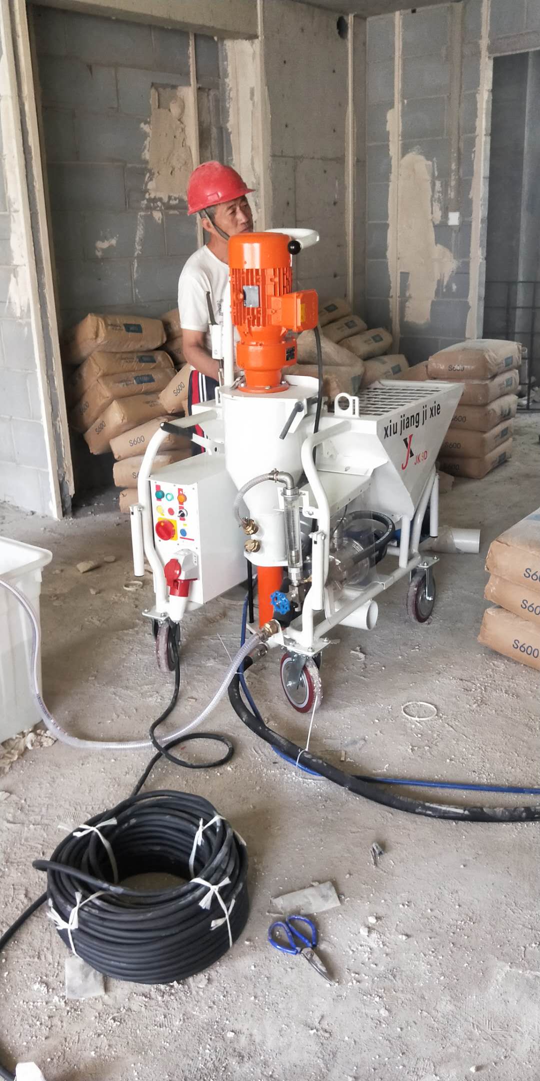 3kw 喷 管 :25/32 供水接口 :3 - 4英寸 产品特点:全自动石膏喷涂机