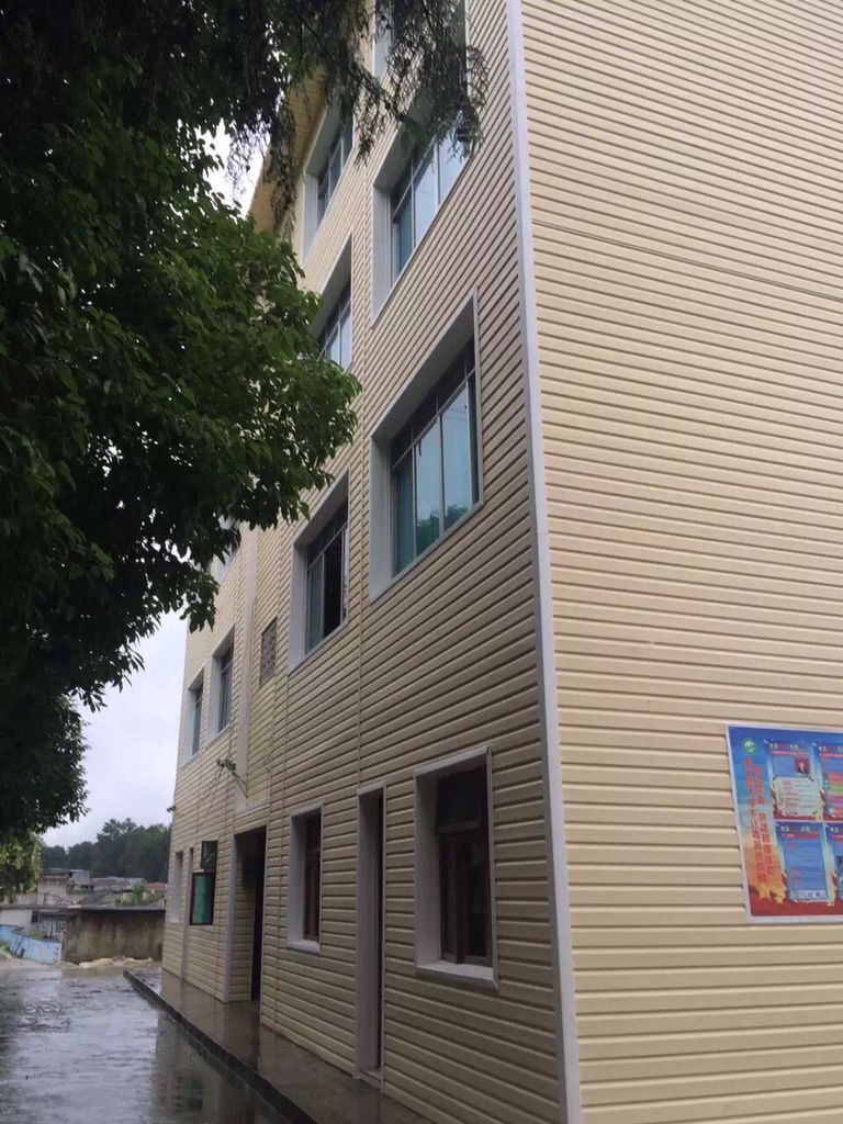 5-1mm的空间便于装饰板的 热胀冷缩.