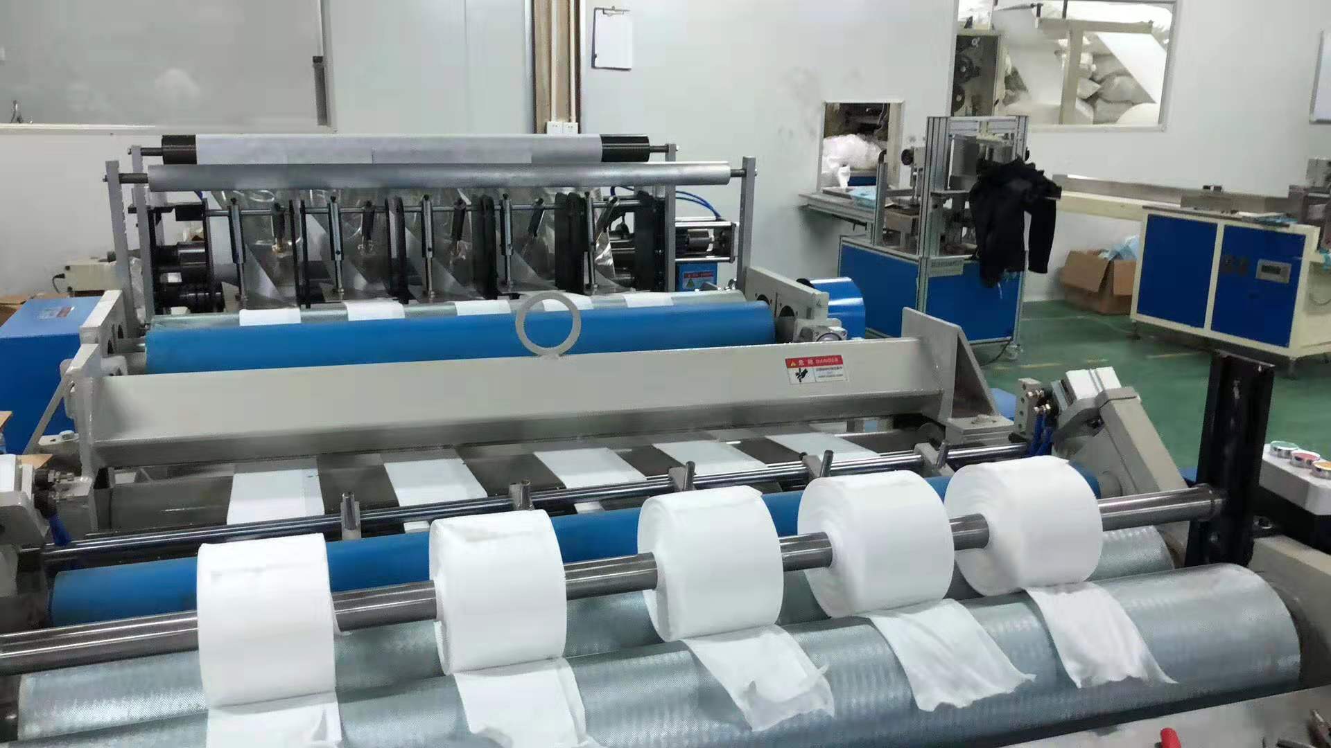 无纺布柔巾卷机器 卷式棉柔巾机 直销柔巾卷棉柔巾设备 加工一次性