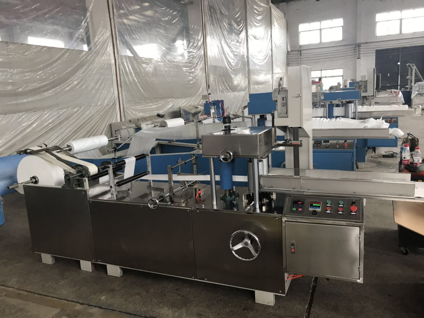 全自动无纺布湿巾折叠机 小包湿巾机器设备 湿纸巾加工机器