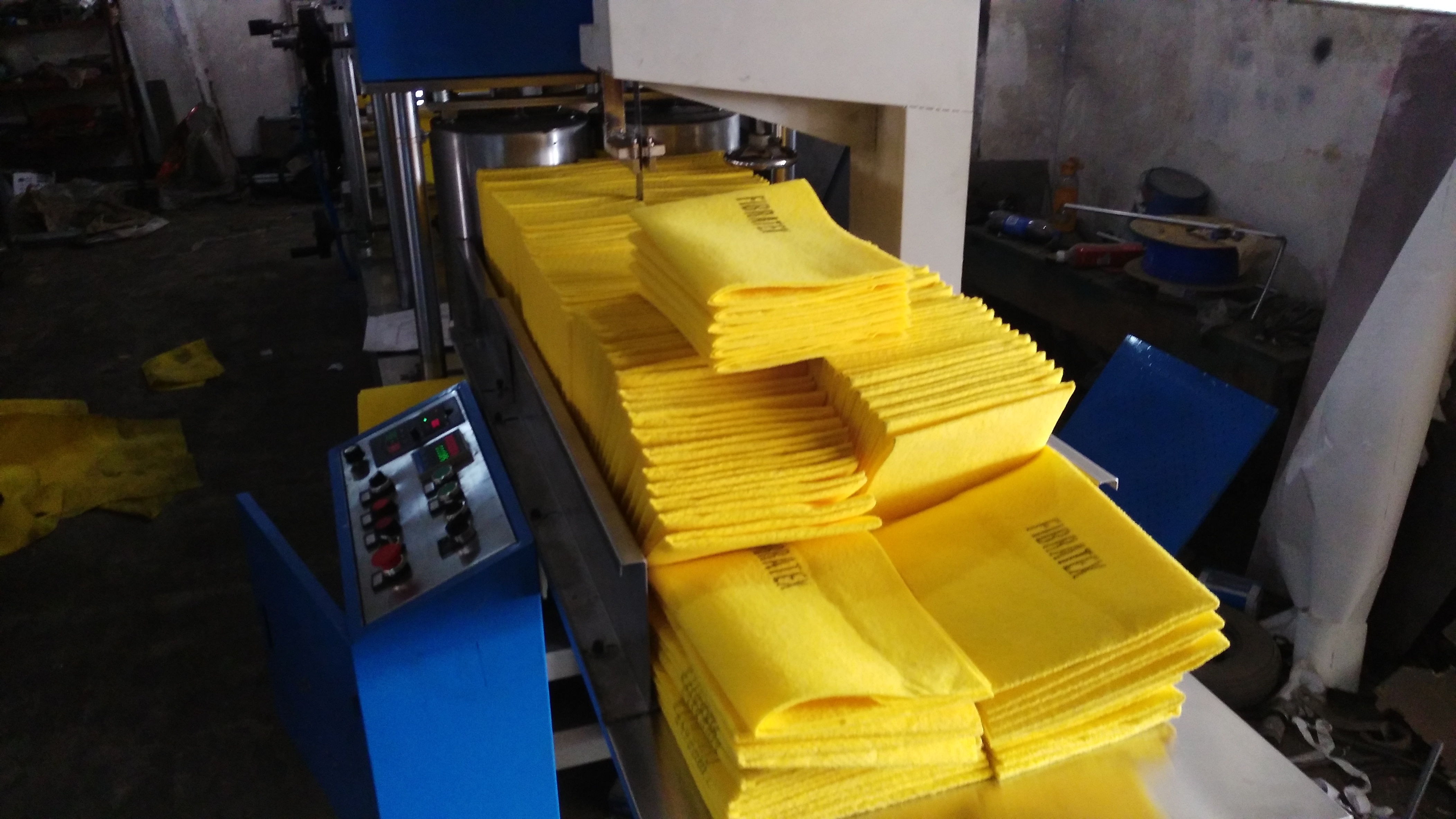 全自动多功能折叠机,无纺布湿巾折叠机,擦鞋巾折叠机设备