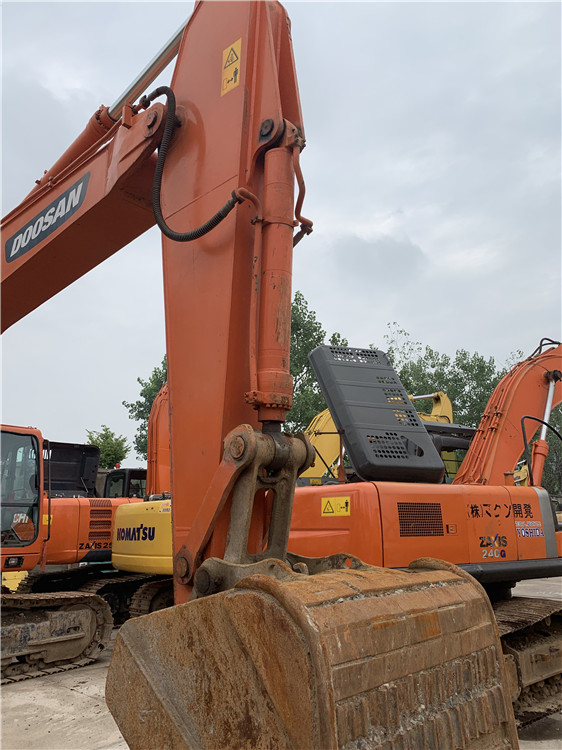 成都二手斗山300挖掘机价格品牌,出售转让二手钩机市场