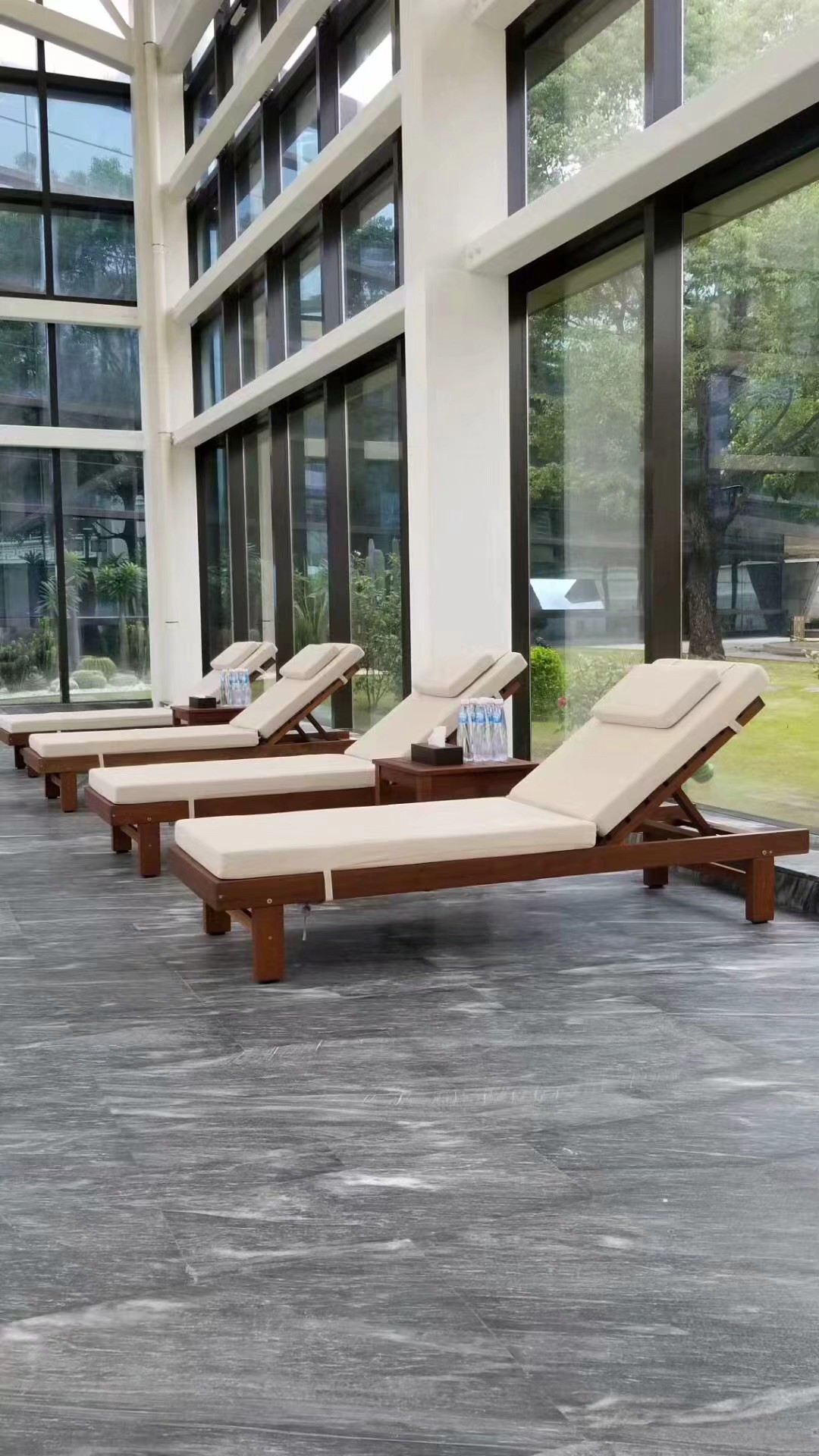 户外实木躺床躺椅; 酒店会所防腐木沙滩椅; 游泳池塑木躺椅; 可折叠