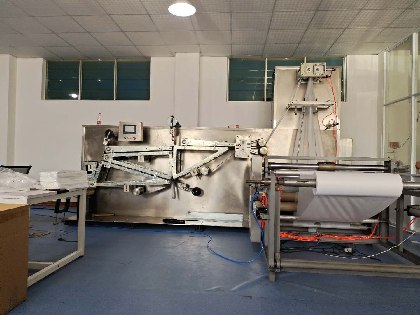 浙江湖州同辉智能科技一次性浴巾折叠机、医用床单机 。