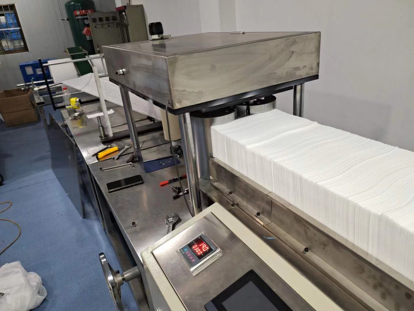 浙江温州同辉机械生产点断式一次性床单折叠机、美容床单机。