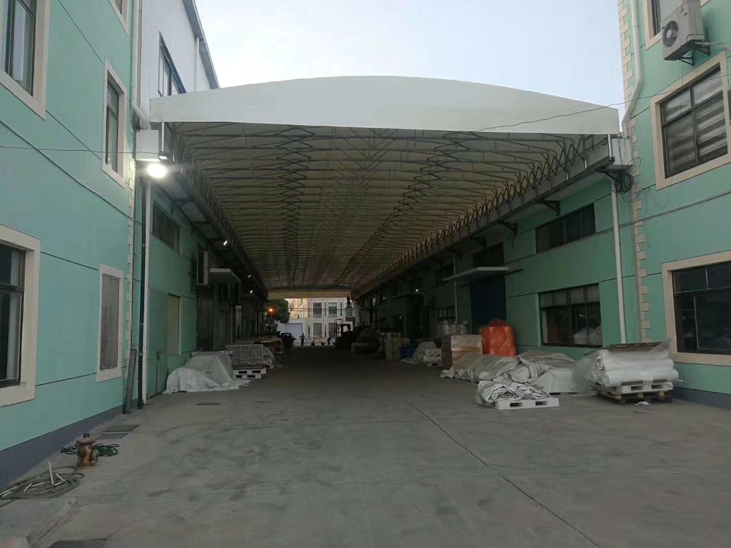 屋顶双轨道架空折叠遮阳棚雨篷可移动的带轮子的帐篷电动推拉蓬厂家