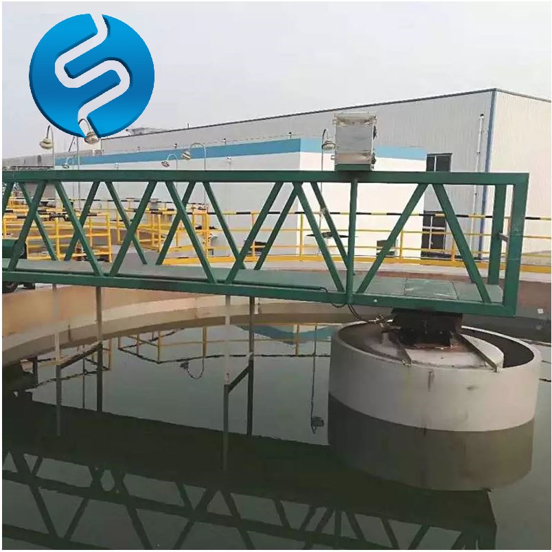 全桥式吸泥机用于污水处理厂圆形二沉池,将沉降在池底的污泥刮集至