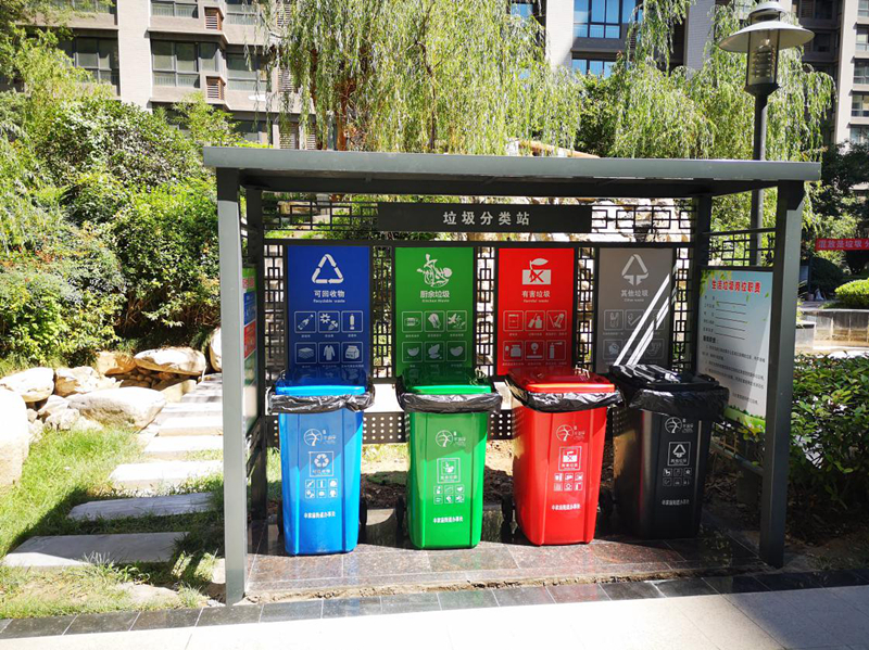 南京垃圾分类收集亭; 城市垃圾分类收集站宣传牌