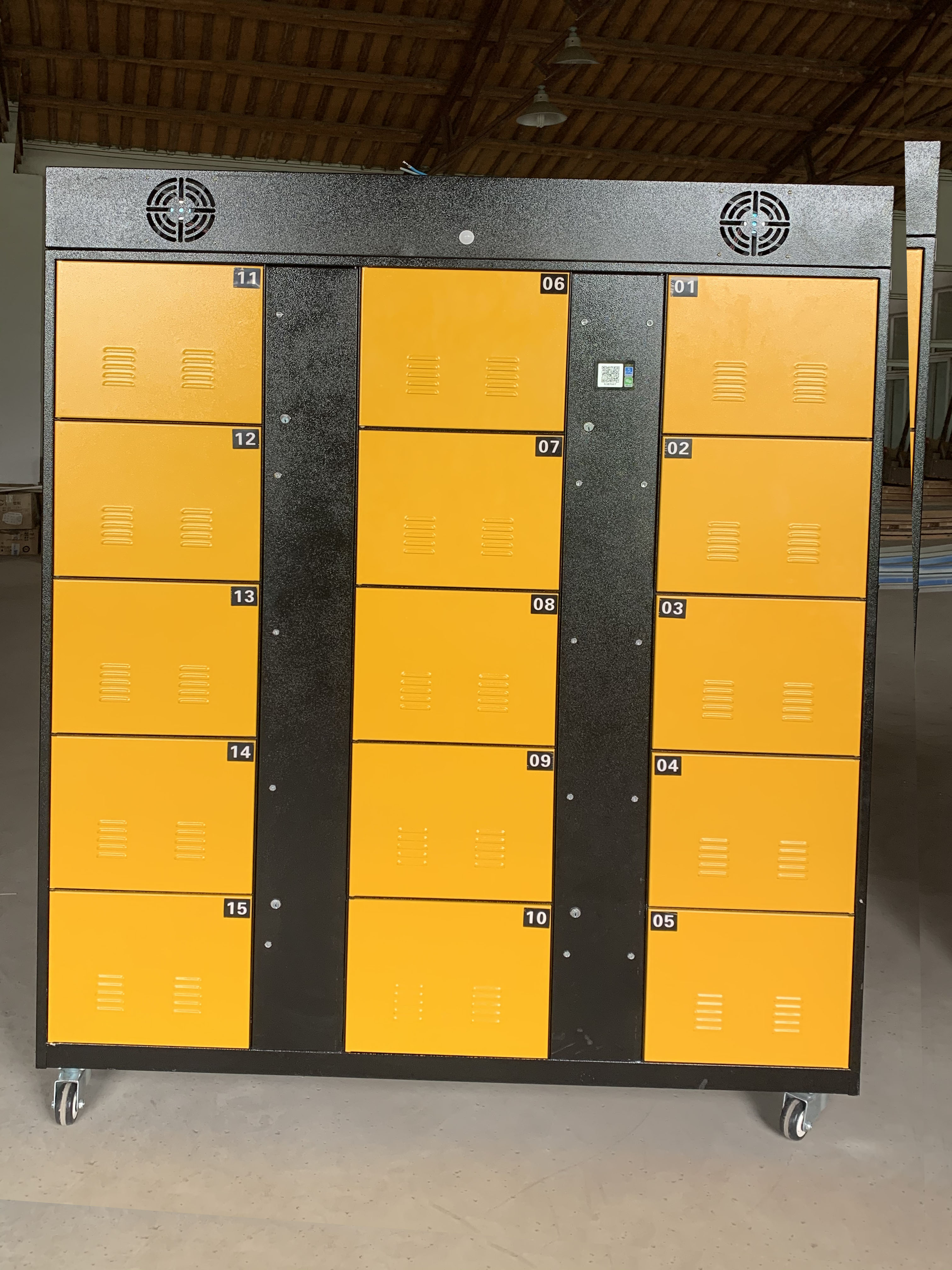 3,智能充电柜锂电池充电柜/共享充电柜:小绿人充电柜充电灯亮蓝灯