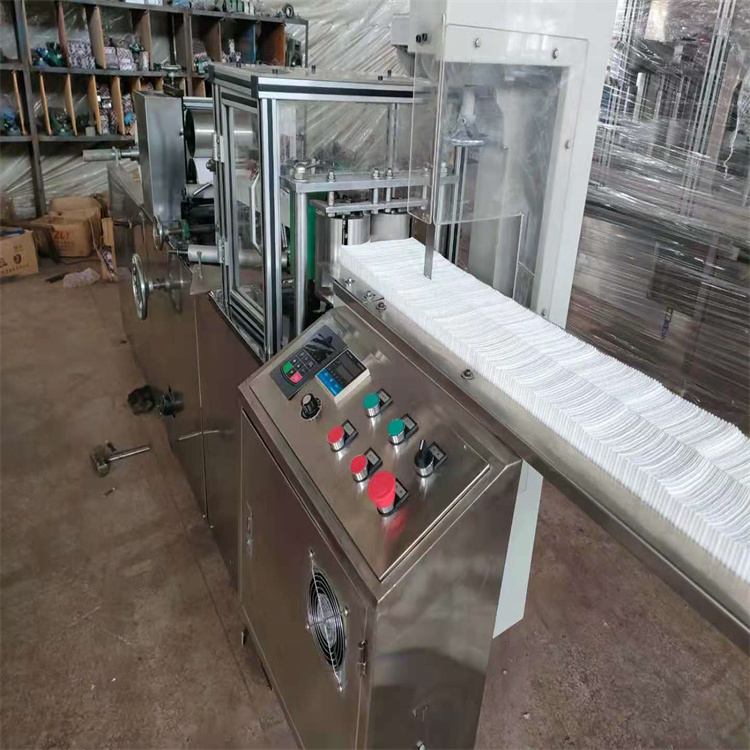 全自动洗脚布折叠机 无纺布足浴巾美发巾擦拭抹布设备厂家