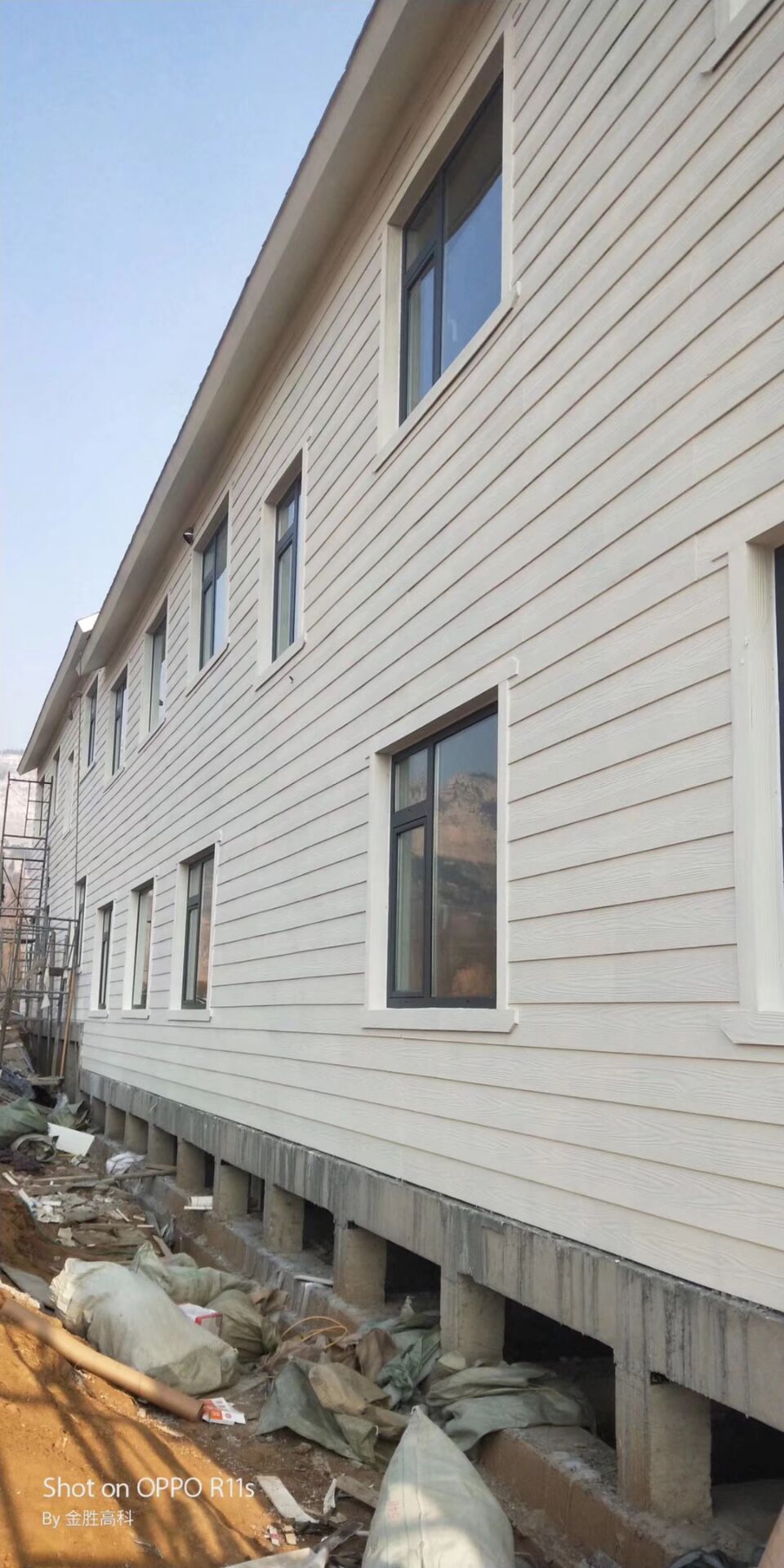 攀枝花市水泥纤维仿木纹挂板厂家促销报价 攀枝花市水泥纤维仿木纹挂板外形设计美观，色彩丰富