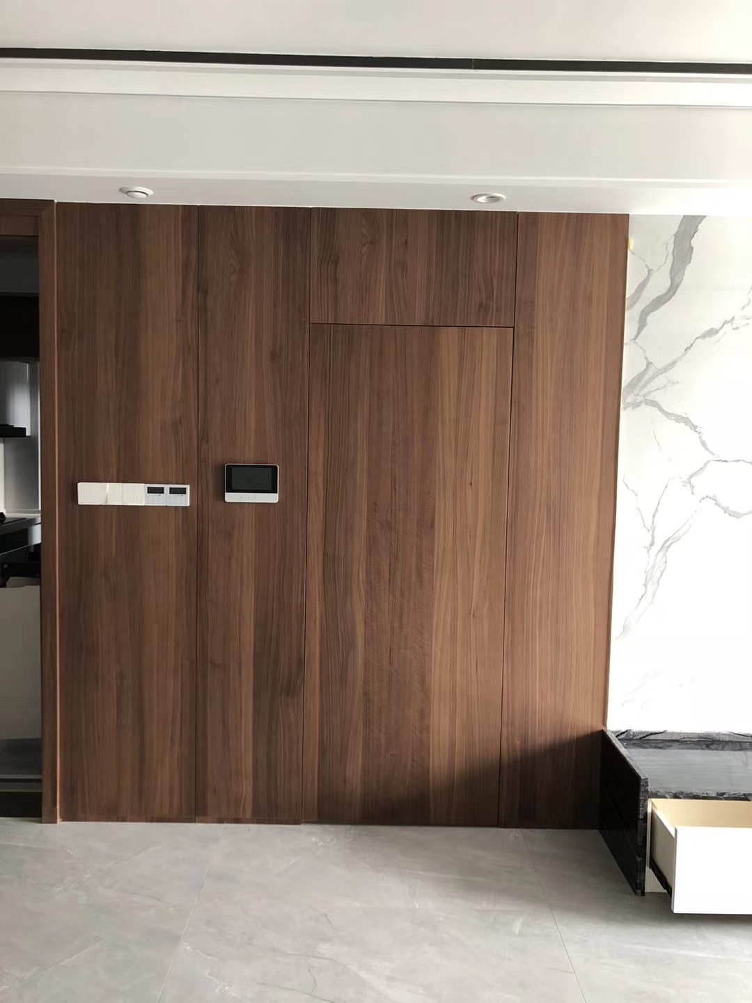 黑胡桃木饰面板,原材料为"木材贵族"黑胡桃木,色泽较深,线条粗犷,分为