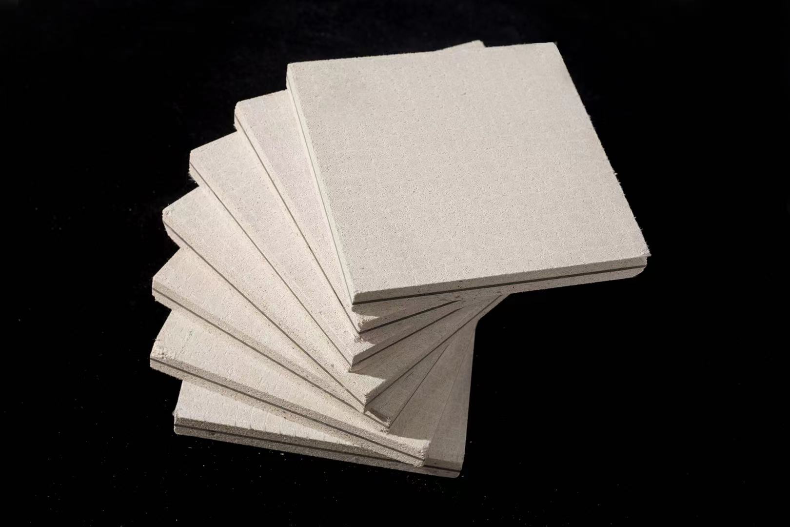 玻镁板材料成分为活性高纯氧化镁(mgo),优质氯化镁(mgcl2),抗碱玻纤布