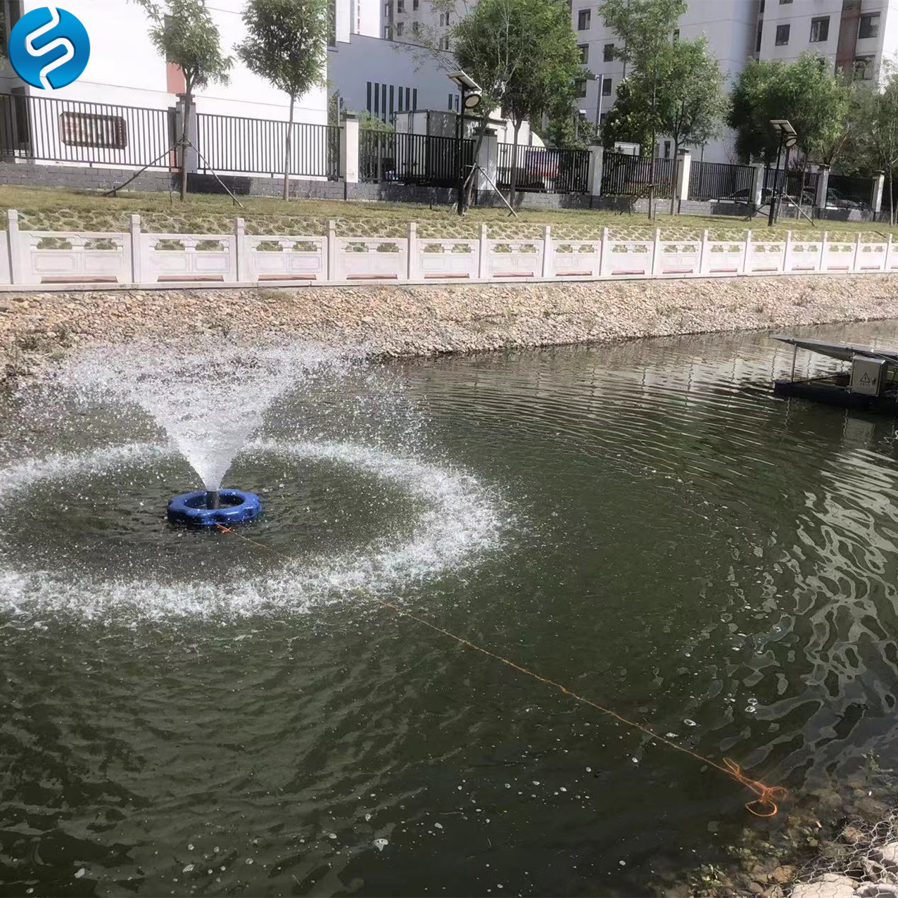 太阳能光伏曝气机 景观喷泉式水体曝气机 河道污水处理设备