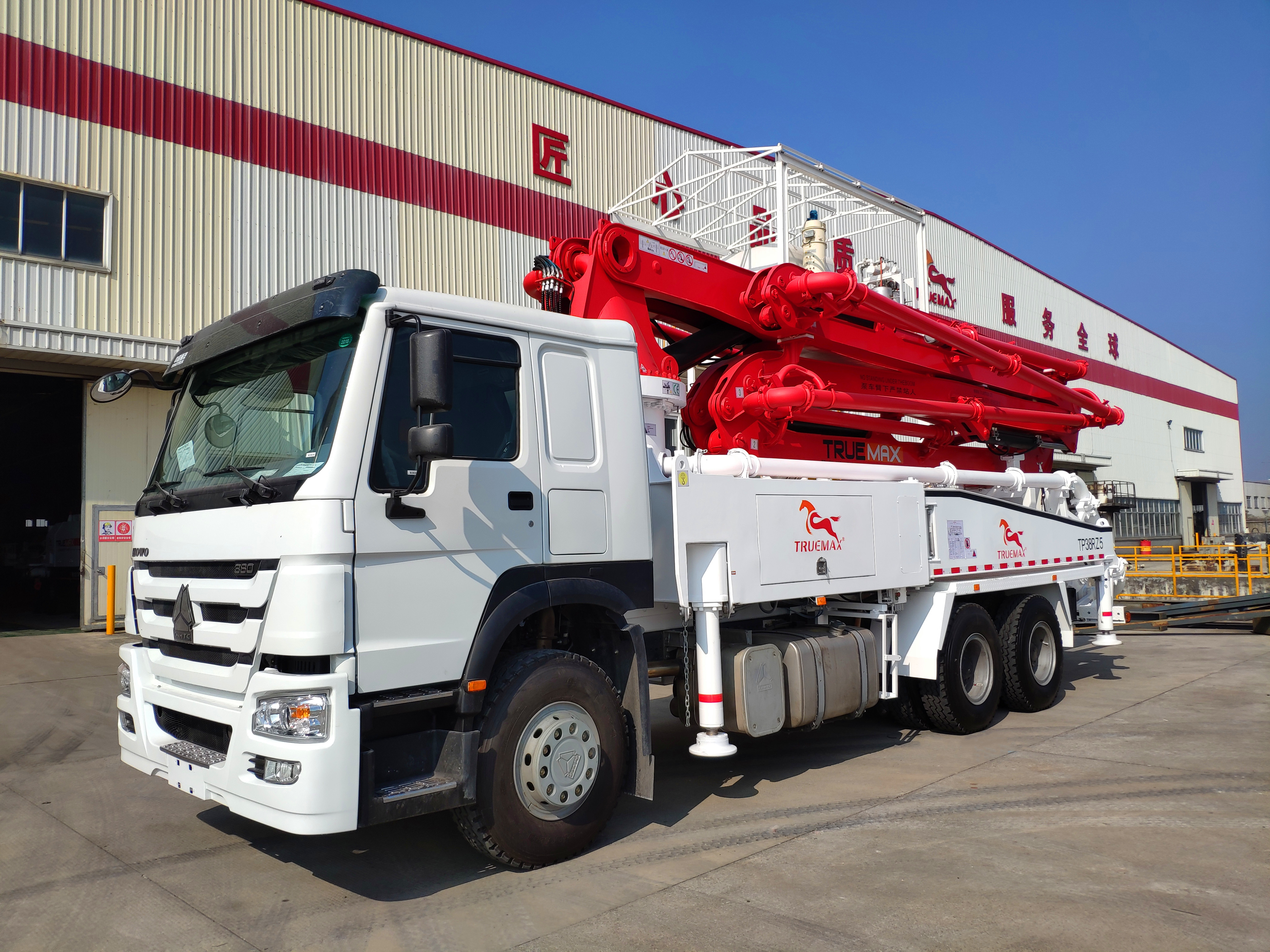 信瑞重工38米混凝土泵车,移动输送泵,每小时打灰150立方